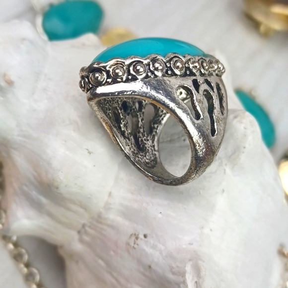 Boho Silver Tone Faux Turquoise Heavily Crafted Cocktail Ring SZ 6 - Picture 3 of 10